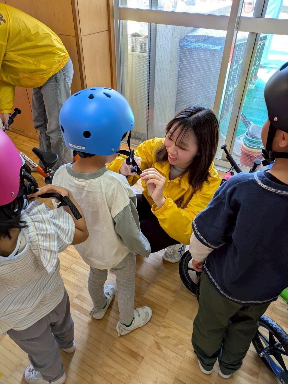 準備を手伝う学生