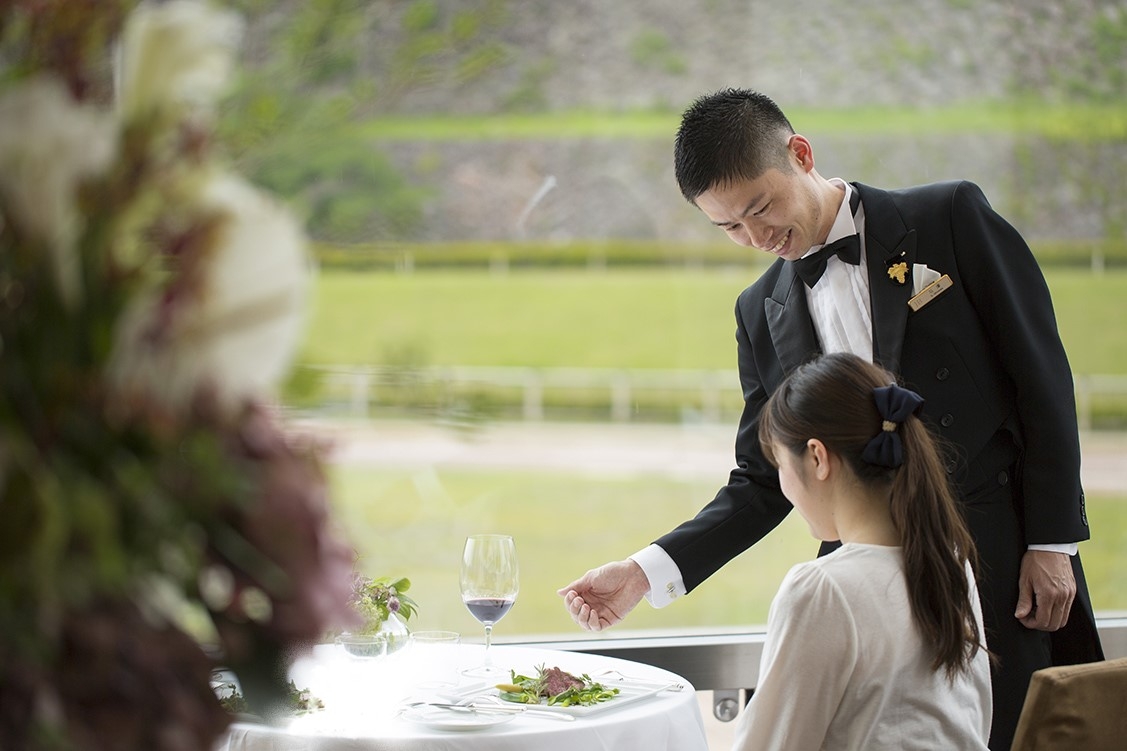 景色のいい席に座り、ソムリエとワインについて話しをするのも楽しい時間。(※現在、サービススタッフはマスク、ゴーグル、手袋を着用し感染防止対策をしております)