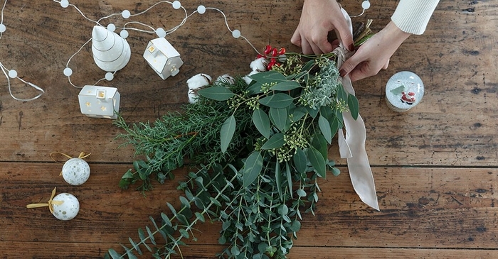 クリスマスを盛り上げる スワッグのつくり方