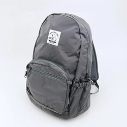 スヌーピーのシンプルで使いやすい黒やグレーのリュックサック2選！大容量のため通勤や出張、旅行など様々な場面で大活躍。