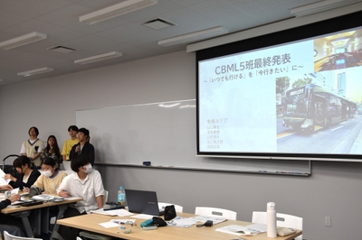 成果を発表する学生たち