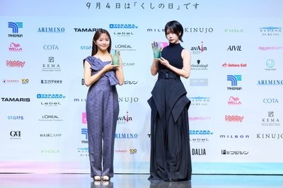2026年受賞者の森香澄さん（左）、あのさん（右）