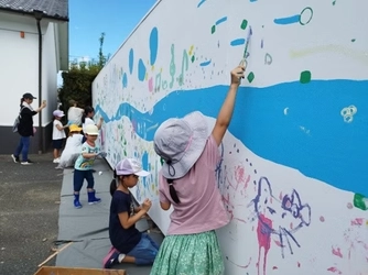 新しい近畿大学病院でワークショップ「絵でつながろう」を開催　小児患者と地域の子どもたちが小児科病棟の壁画を制作