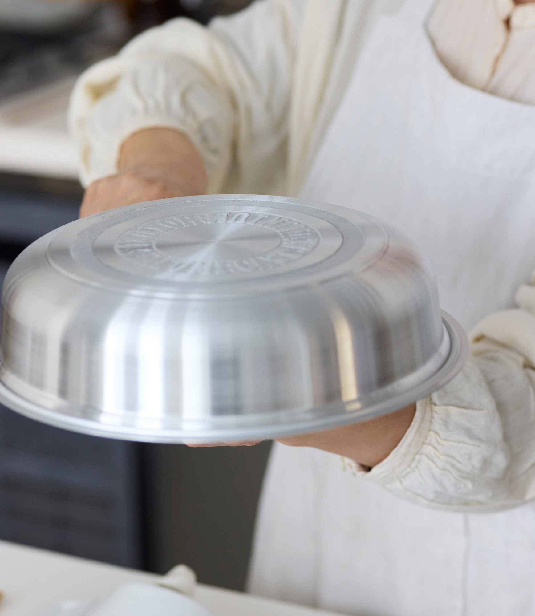 フライパンごと、ひと息にくるっとひっくり返して