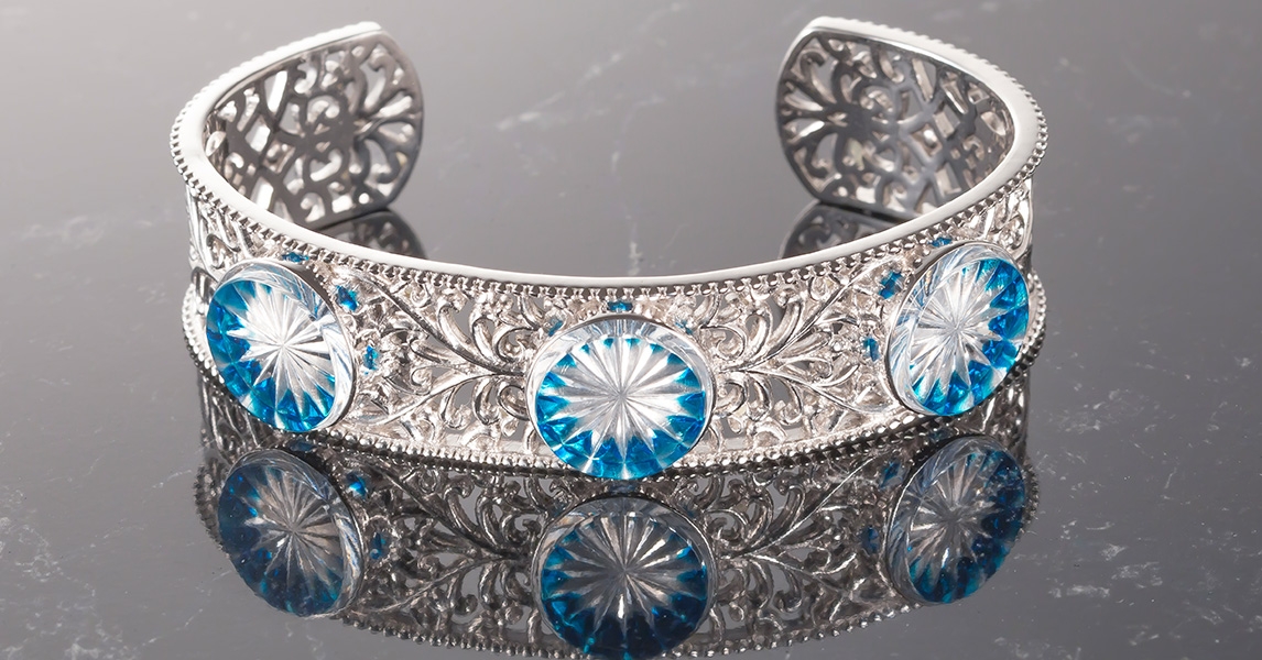 Jewel Kiriko のSarasaバングル カットピースは宝石のブルートパーズの色をオーダー。