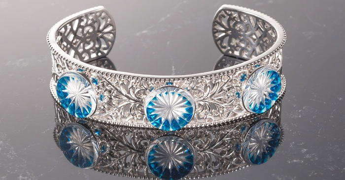 Jewel Kiriko のSarasaバングル カットピースは宝石のブルートパーズの色をオーダー。