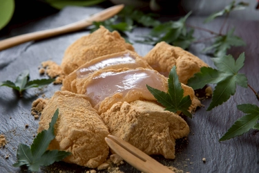 ＜新しいわらび餅＞箸でしか掴めない「とろとろわらび餅」が 人気の「わらび屋本舗」“箸で掴みたくなる”弾力！？ 「極もちもちわらび餅」を12月26日(金)から販売します