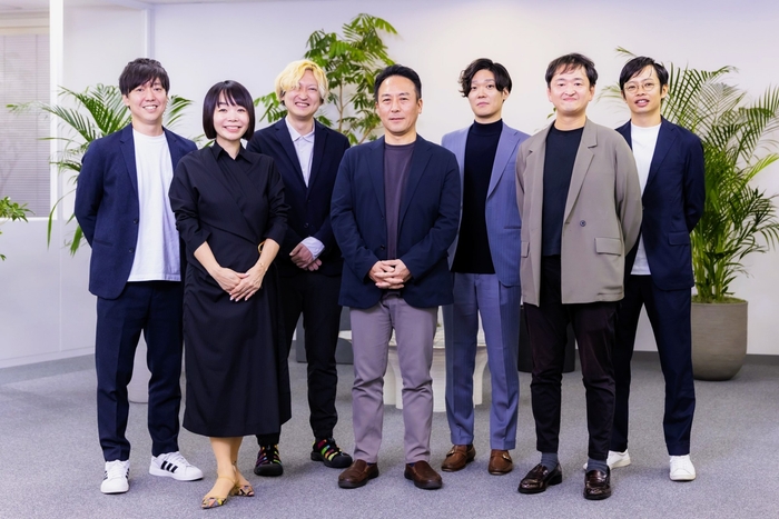 写真中央 株式会社eiicon Executive Incubatorに就任した 小澤尚志氏。 写真左から、株式会社eiicon 常務執行役員/CHRO/地域創生・イノベーション創出支援事業本部 本部長 村田宗一郎、代表取締役社長/Founder・CEO 中村亜由子、インキュベーションクオリティ室(IQ室)室長/Quality of Open Innovation officer(QOO)下薗徹、小澤尚志氏、執行役員/Innovation conductor 事業本部・Consulting事業本部本部長 香川脩、取締役副社長/COO・CDO 富田直、執行役員/地域戦略事業本部 本部長 伊藤達彰