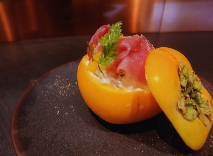柿を丸ごと使った生ハムとブラータチーズのカプレーゼ(イメージ写真)