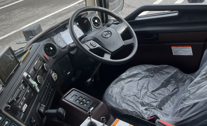 大型トラック「日野プロフィアFS」ベース 除雪兼用凍結防止剤散布車 初号車 インテリア