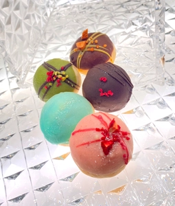 まるで宝石のようなシュークリーム『ジュエリーポニョ』を発売！ ピスタチオやチョコなど5種類のクリームがつまったスイーツ