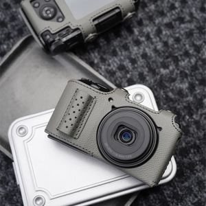 軽量素材を使用した堅牢なグリップには、滑り止め効果のあるパンチングレザーを採用