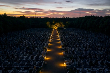 連日の40度超え！これからの時期、お盆参りは死と隣り合わせ！ 日本初 1200年の伝統ある寺院が、猛暑のお墓参りは 日中ではなく夜間にシフトすることを提案