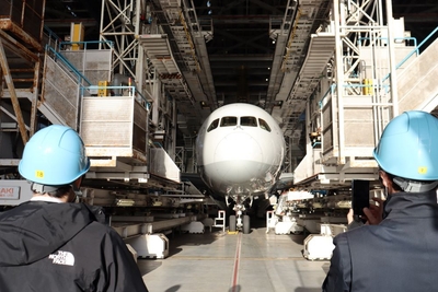 ドック整備中の旅客機。ちょっぴり可愛らしいアングルです