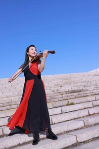 美しい里見紀子さんはワイン好きな酒豪です♪