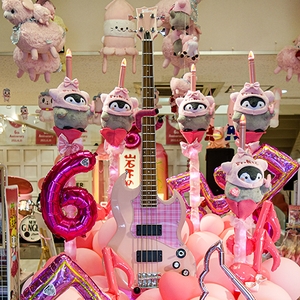 ピンク色のベース「BanG Dream!（バンドリ！）牛込りみモデル」でデコレーション