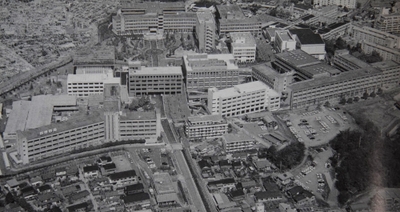 手前左端が2号館、右端が4号館（1986年入学案内から）