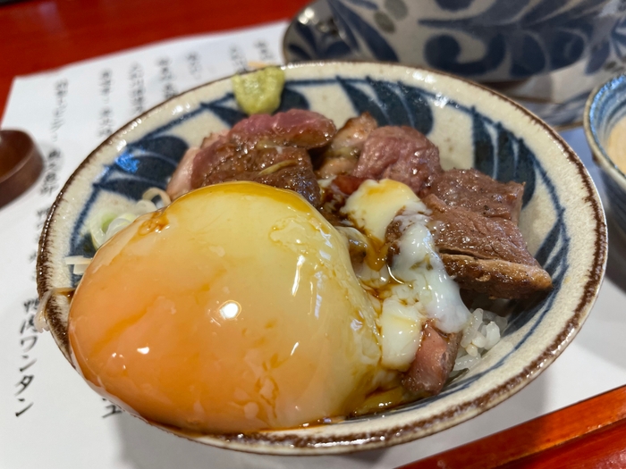 丼物鴨丼に特製の奥久慈軍鶏の卵を添えて