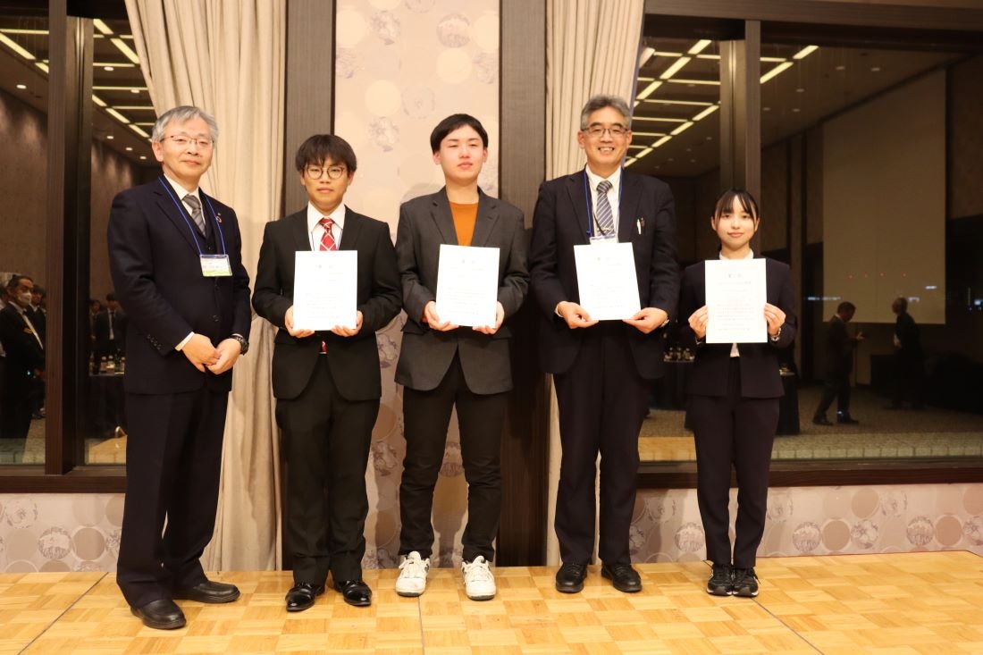 ポスター発表で奨励賞を受賞した(平野学長の右から)大住優登さん、横山竜也さん、赤木徹也教授、工藤陽花さん