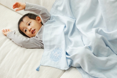 フクロウイニシャル入り　タッセル付きガーゼおくるみ