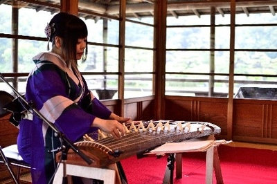 昨年の演奏会の様子（涼亭）