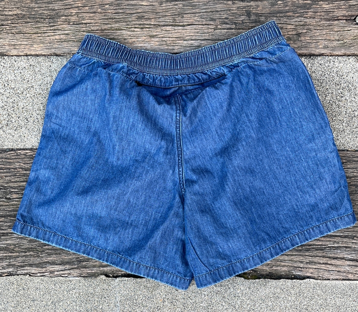 バックポケットはランニング中のデバイスや補給食などの収納に役立つ