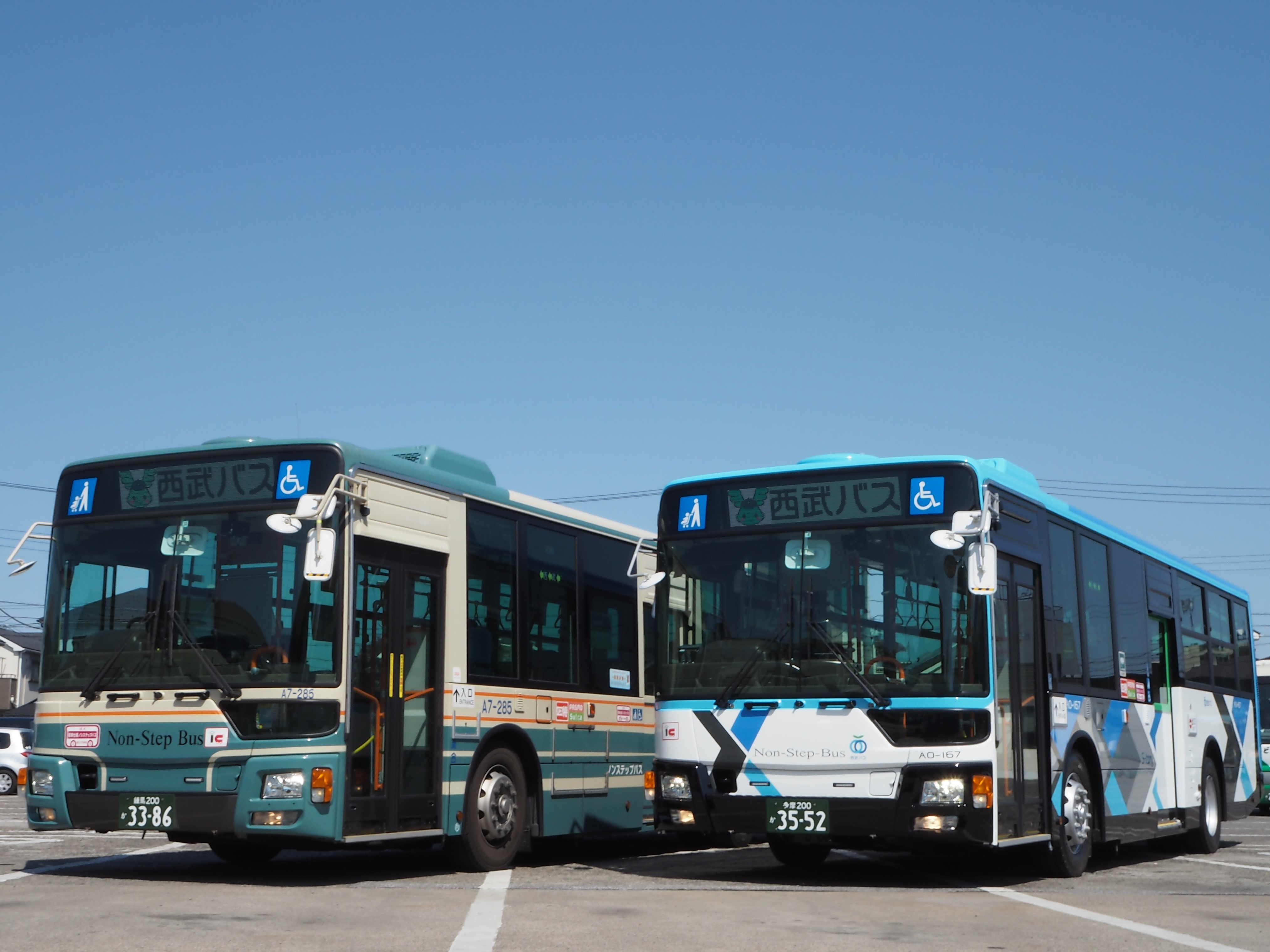 従来カラー(通称:笹バス)と新カラー