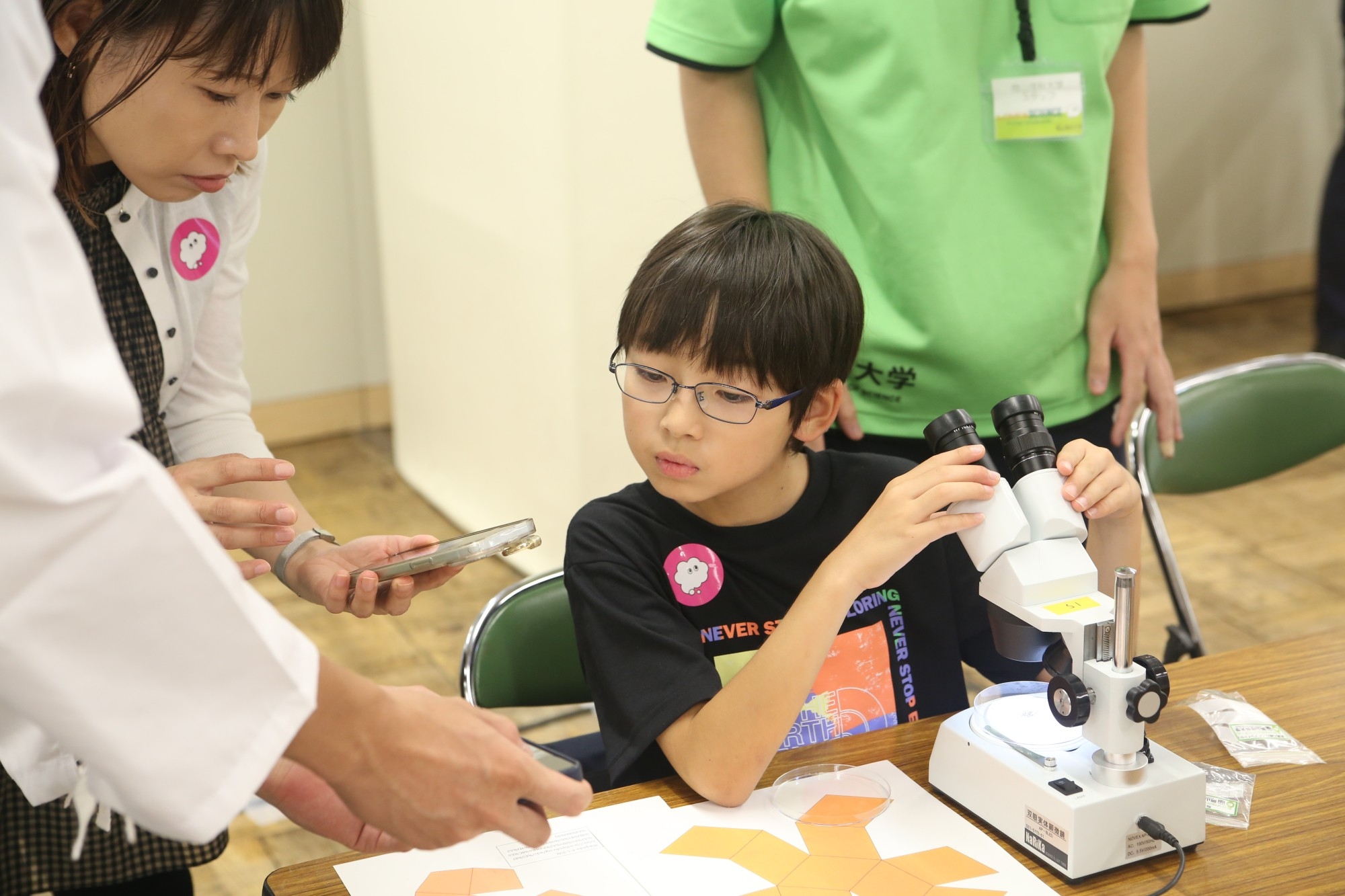 2日目の「石や砂で自由研究」の一幕です