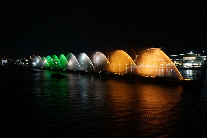 大津港を彩る「びわこ花噴水」