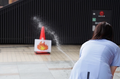 水消火器を使用した消火訓練の様子