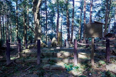 「もたて山駅」紀貫之のお墓