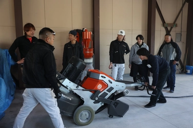 建設現場のエース＝多能工 育成プロジェクト始動！ モノリスグループが土間・左官等“職人の勘”をデータ化し ゆうき総業に全開放