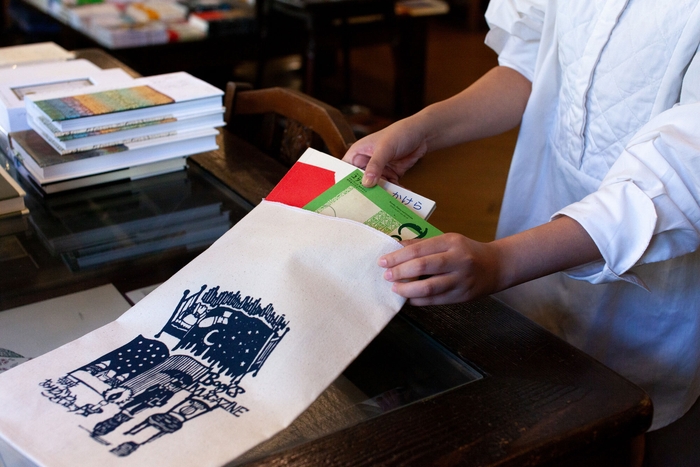 ブックケース新色投票企画