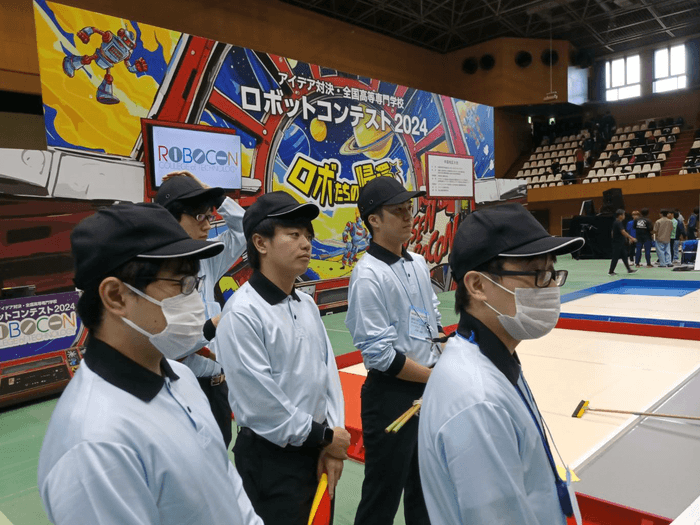 主審、副審を務めた横田助教(右端)と大学院生たち