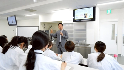 「食・お金・エンタメ」から学ぶ飲食業界と経営の実践授業 国際ビジネス学院でストラク株式会社代表 渡辺大河が特別講義