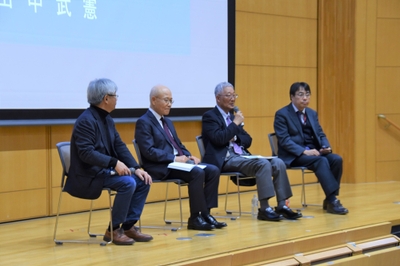 講演後、渋井教授（左端）の司会進行で質問に答えるパネリスト