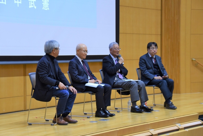 講演後、渋井教授(左端)の司会進行で質問に答えるパネリスト