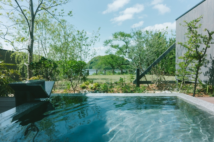 開放的なアウトバスもある天然温泉