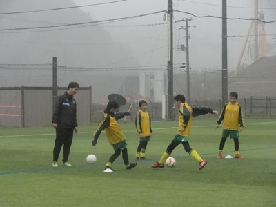 サッカー教室は学年別に分かれてレッスン