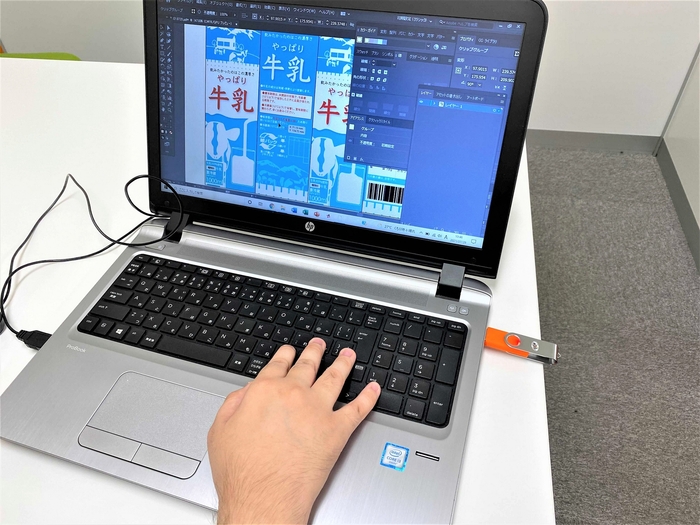 制作の様子(利用者は訓練で身に着けたスキルを生かして、専用ソフトでデザインデータを制作していきます)