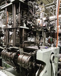 現在も現役で稼働する、昭和のダブルシリンダー編機。職人の手で調整・整備を重ねながら、今も東洋繊維の靴下づくりを支えています。