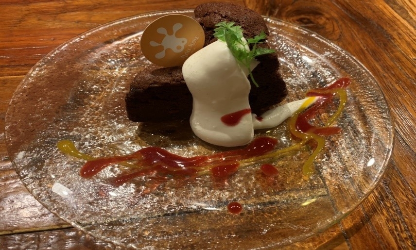 濃厚ガトーショコラ モーモークリーム添え