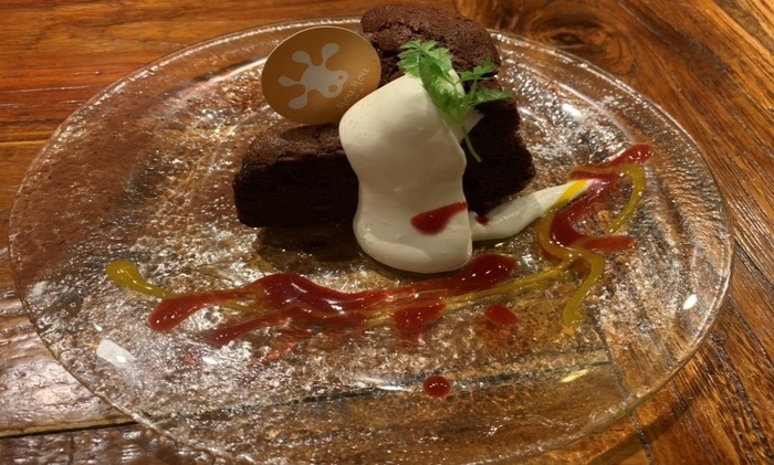 濃厚ガトーショコラ モーモークリーム添え