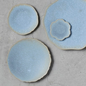 空（新色）　マットな質感にチタンの結晶がきらめき自然の色が重なり合い調和する器です。