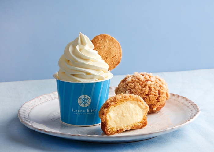 【furano bijou(フラノビジュー)】 左「パティシエのバニラソフトクリーム(焼きたてクッキーのせ)」 右「富良野小麦のシュークリーム」