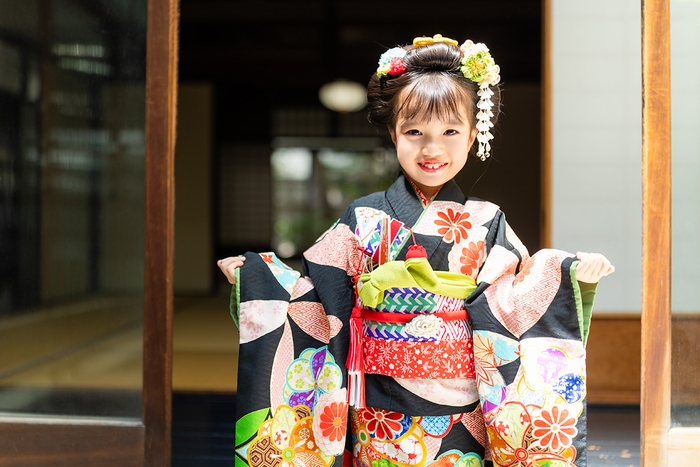 七五三の撮影商品の一つである「京町家撮影プラン」プロのカメラマンが趣のある京町家を背景に丁寧に撮影を行います。
