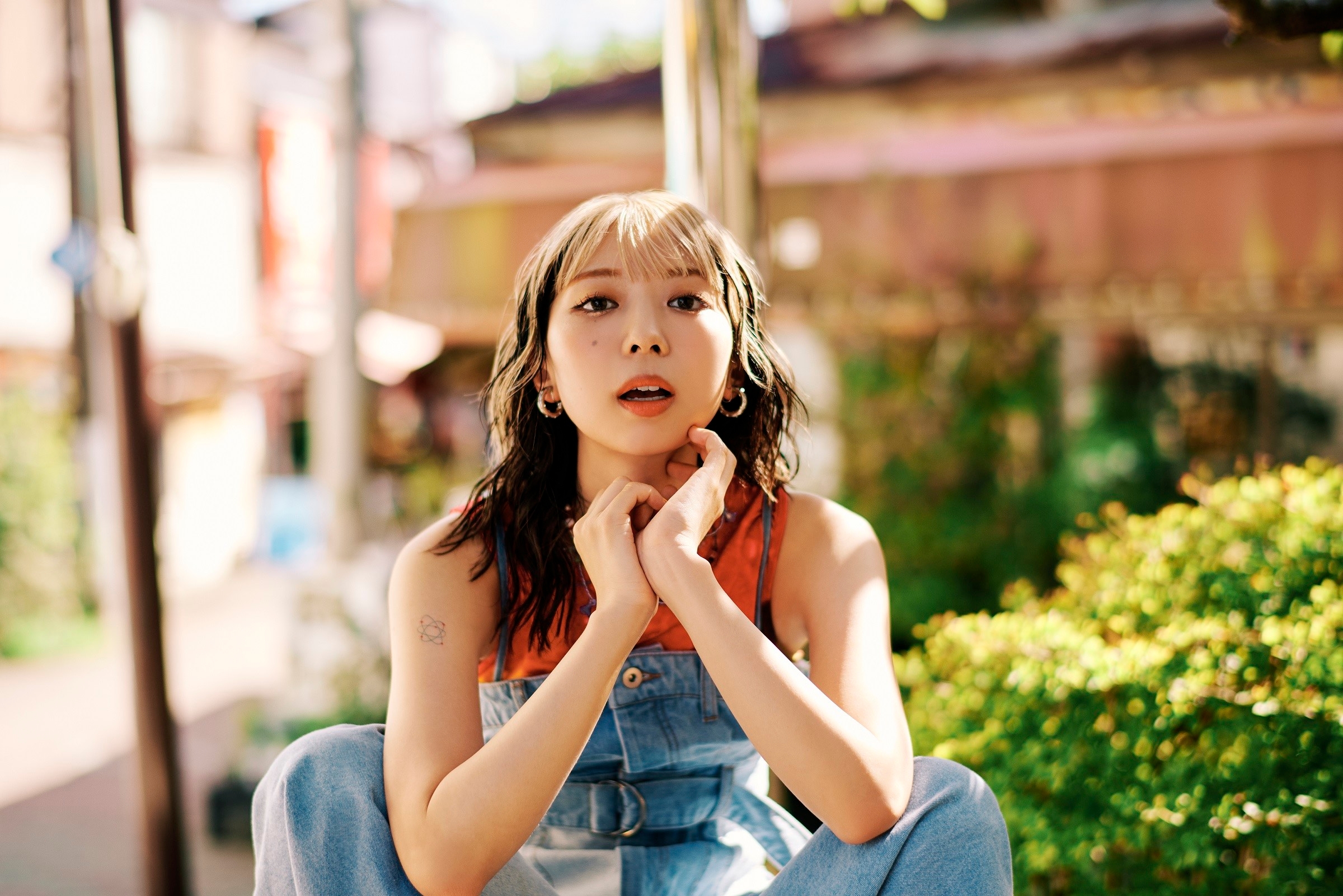 竹内アンナ、新曲『たぶん、きっと、ぜったい』MVを公開!~10代の夏の想い出が蘇るノスタルジックな映像に~