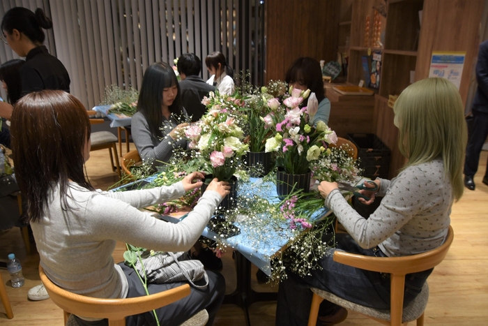 思い思いに花を挿していく参加者