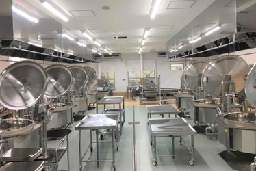 国内初のカフェ・遊戯室等併設の学校給食センター 町田市 町田忠生小山エリア中学校給食センター 2025年4月より調理業務・施設受託運営開始