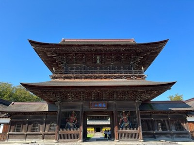 四百年余の時を湛える国宝瑞龍寺。 花、音、ガラスが呼応する、一日限りの共創芸術。